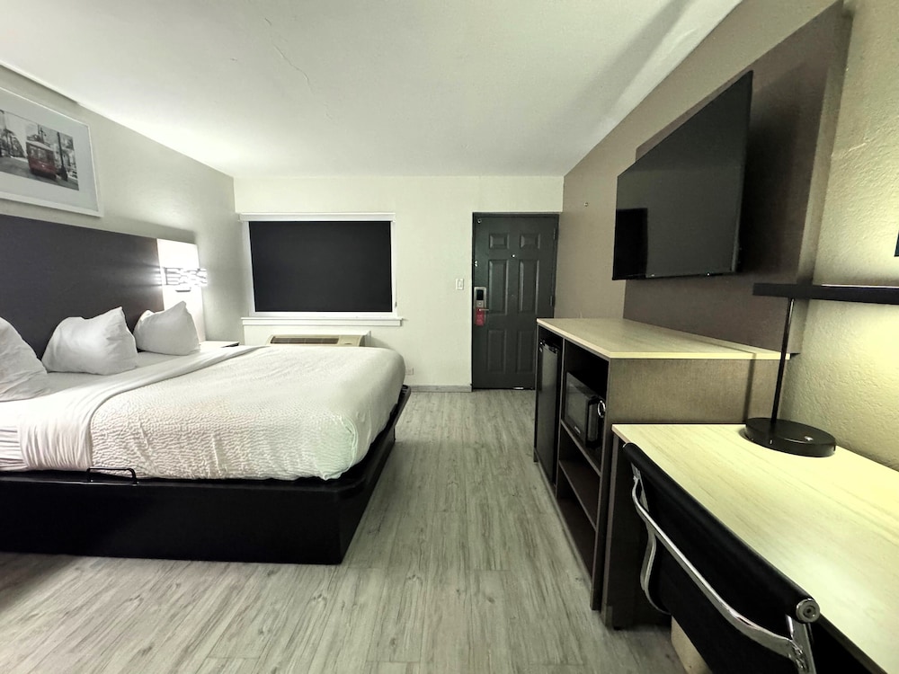 Room, Queen Bed, Exterior Entrance