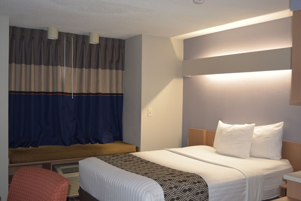 Standard, Queen Bed, Accessible