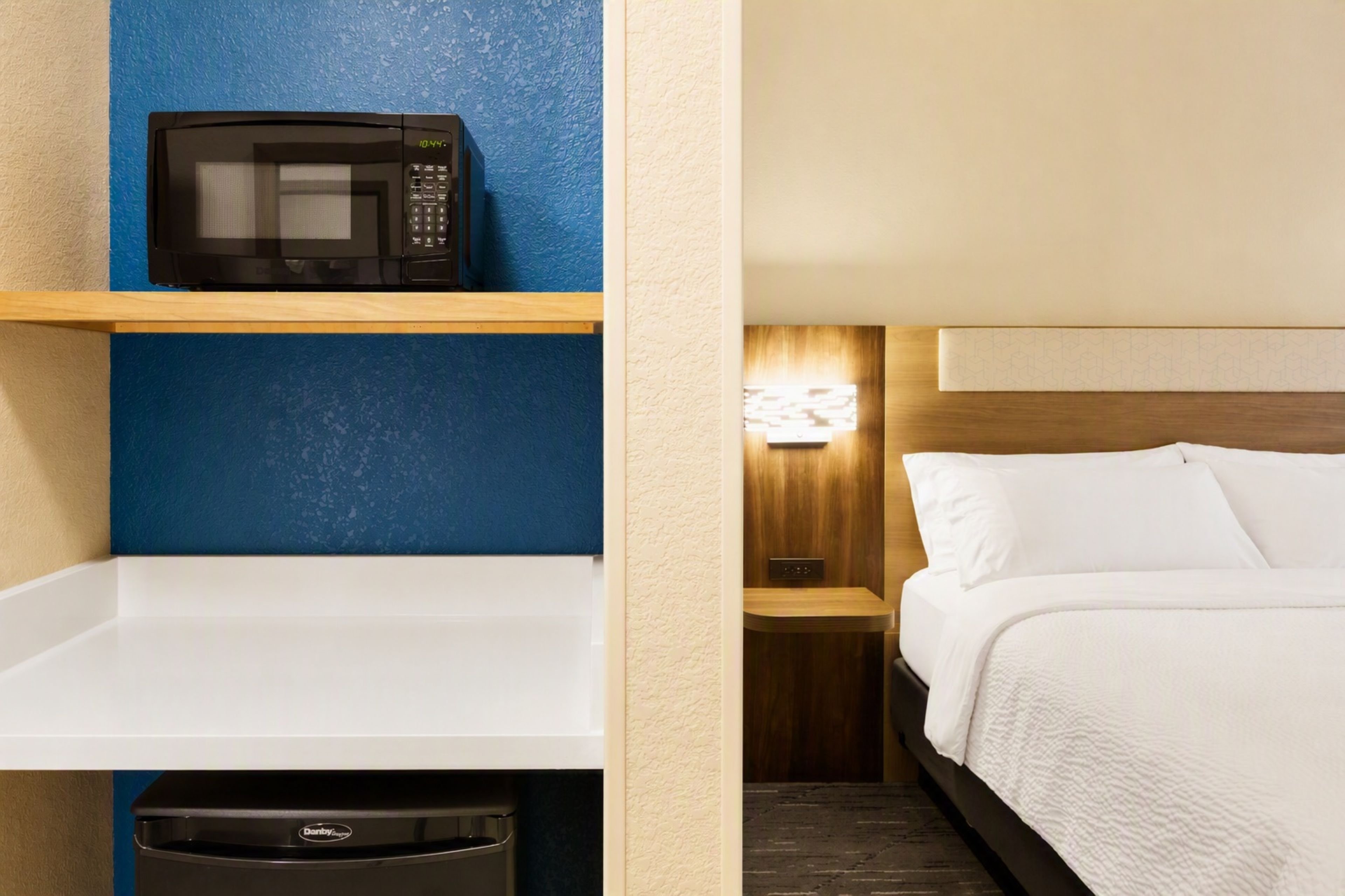 Holiday Inn Express & Suites Tampa Stadium Airport Area 9/36
