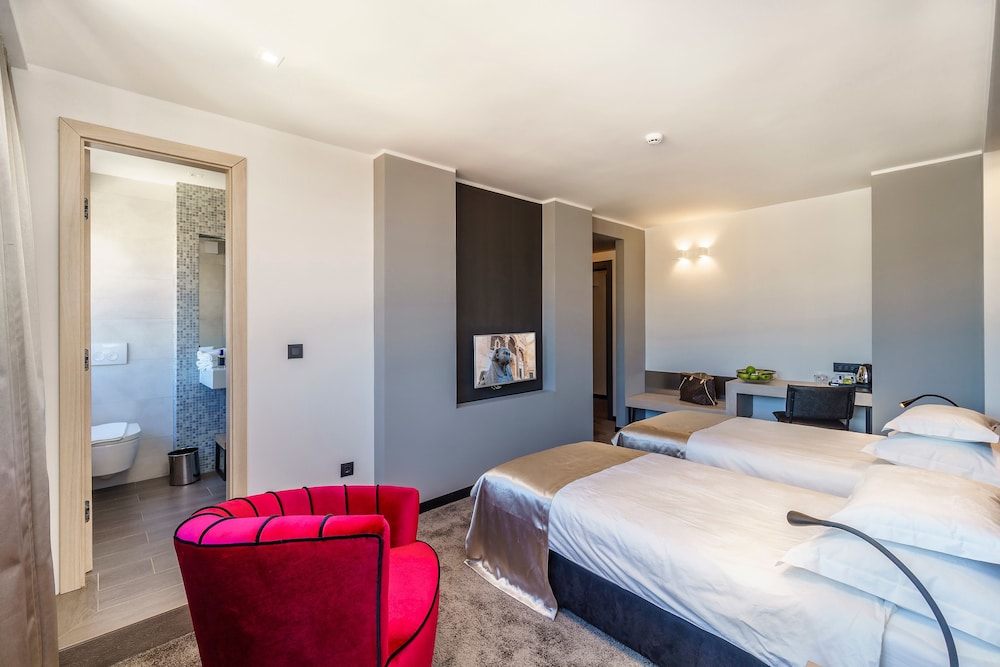 DELUXE, TWIN BEDS, PARTIAL SEA VIEW