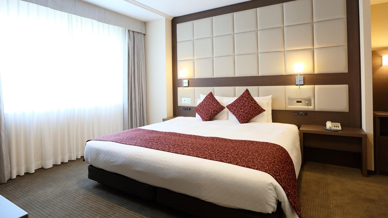 Junior Suite, King Bed, Night View