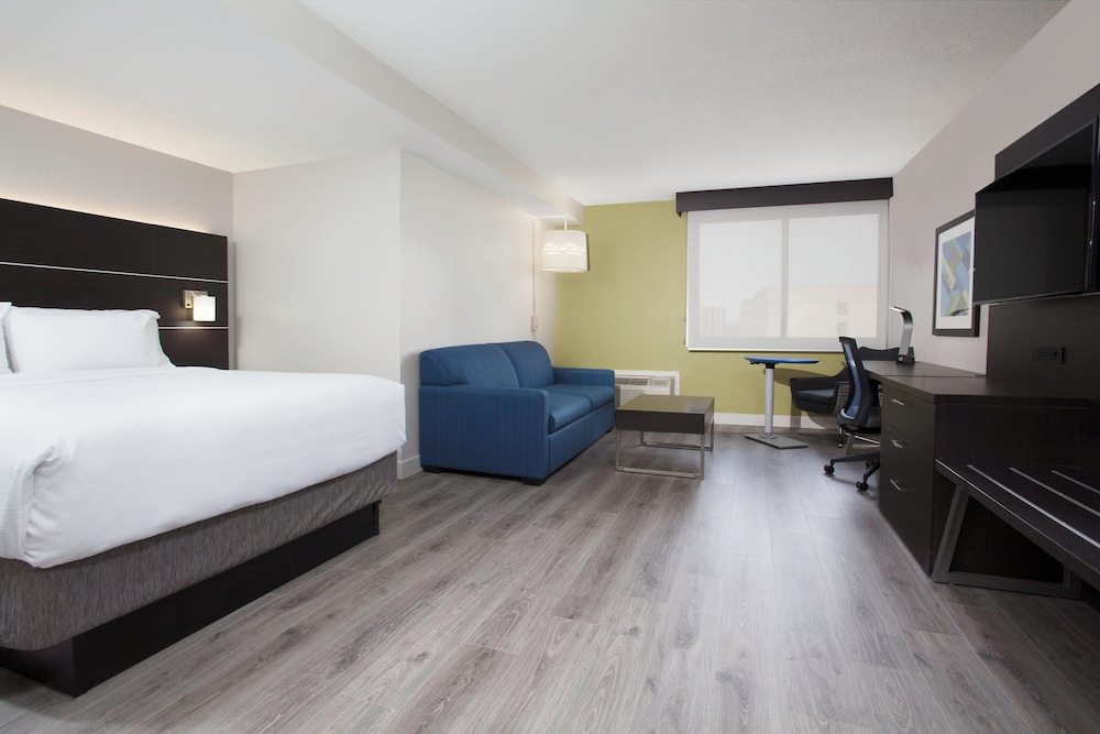 Suite, Queen Bed, Sofa, Jetted Tub