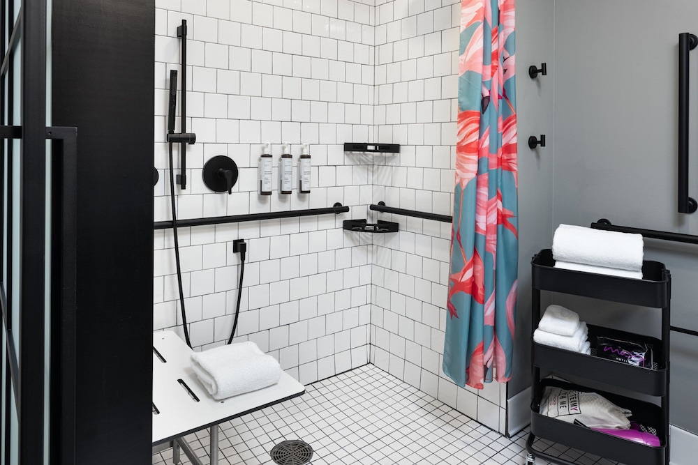 غرفة بسرير كينج، Moxy Madison Downtown 2/4