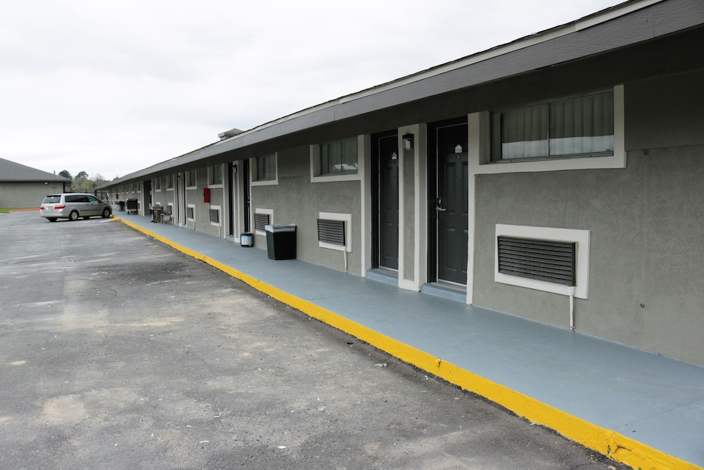 Deluxe Inn Motel 5/22