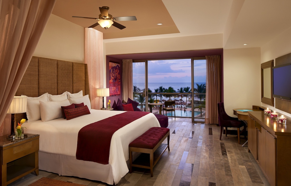JUNIOR SUITE, KING BED, OCEAN VIEW
