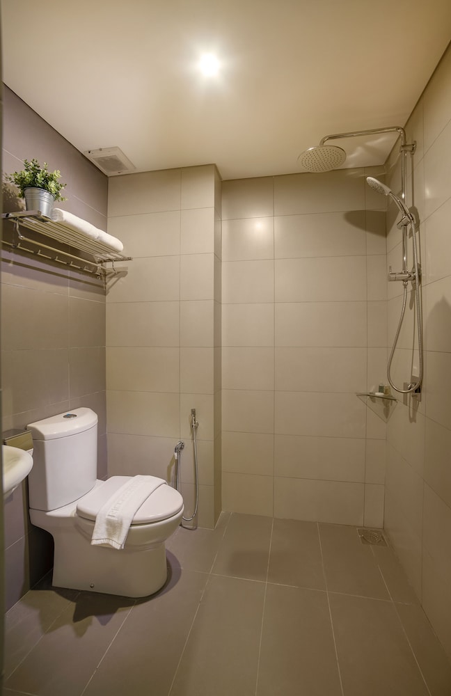 Riccarton Capsule Hotel 25/26