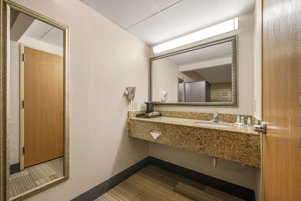 HIBISCUS Inn & Suites 10/43
