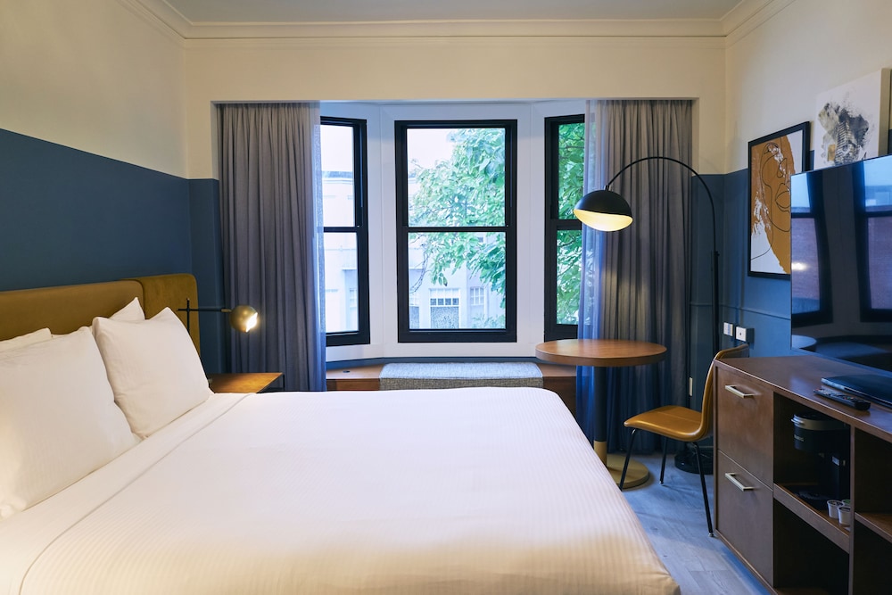 EXECUTIVE, KING BED