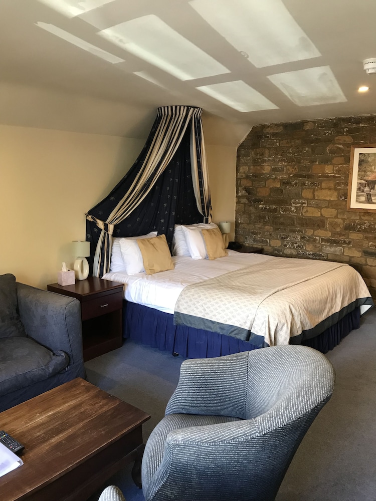 Deddington Arms 8/34