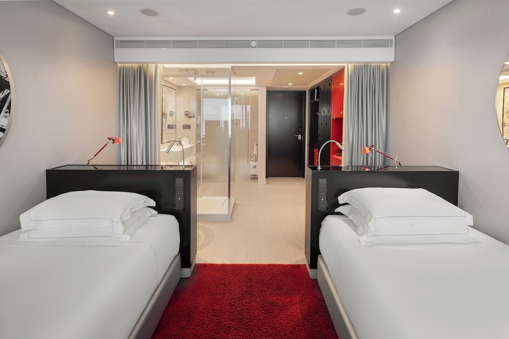 DELUXE, DOUBLE OR TWIN BED