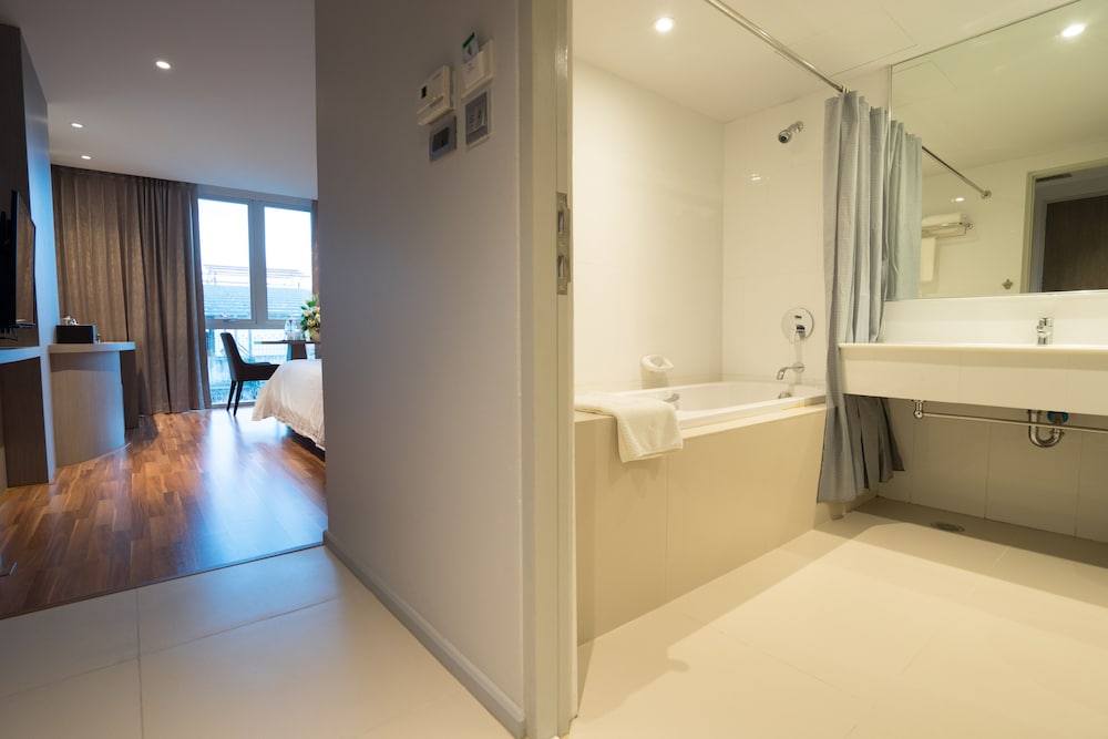 New Season Square Hotel 39/39