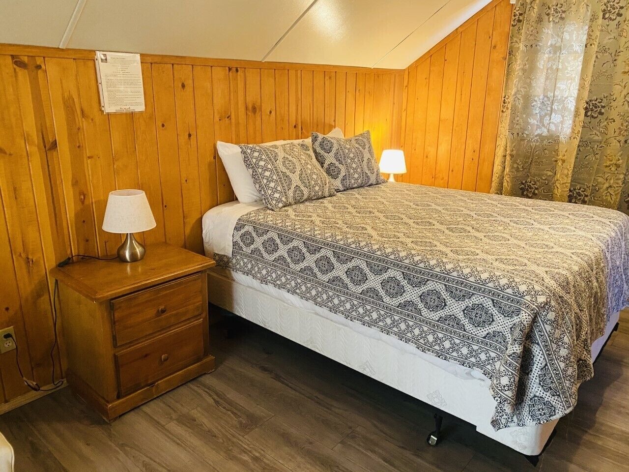 Motel, Standard, King Bed, Queen Bed, Mountain View, Private Bathroom, Sofa