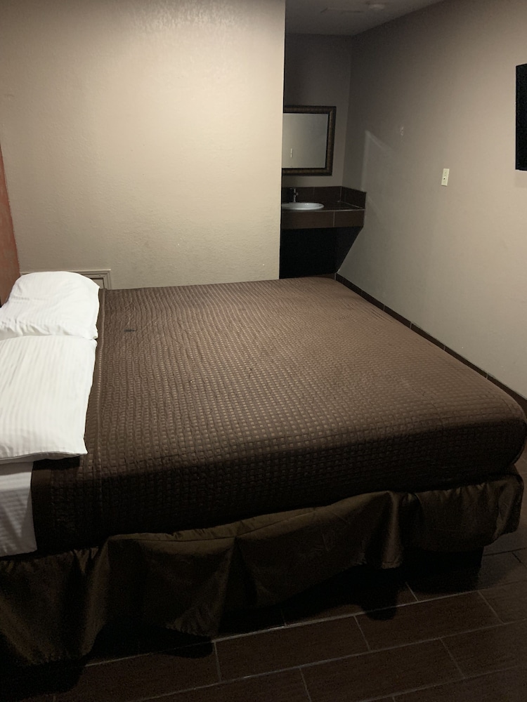 Royal Relax Inn 8/15