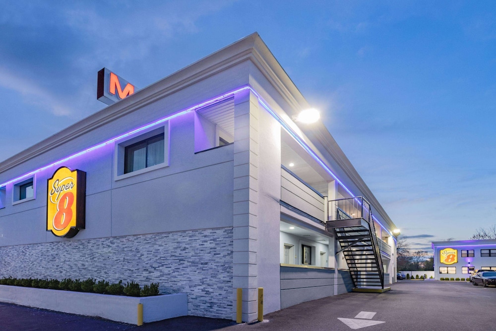 Super 8 by Wyndham Lindenhurst 4/22