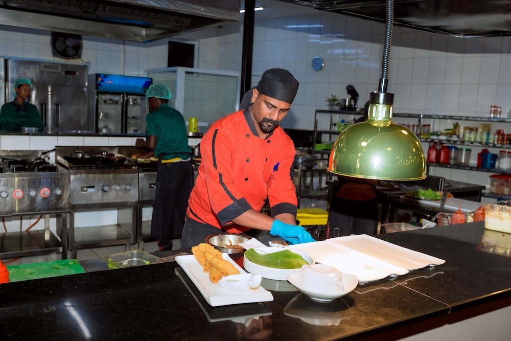The Hut Restaurant & Boutique Hotel 32/55