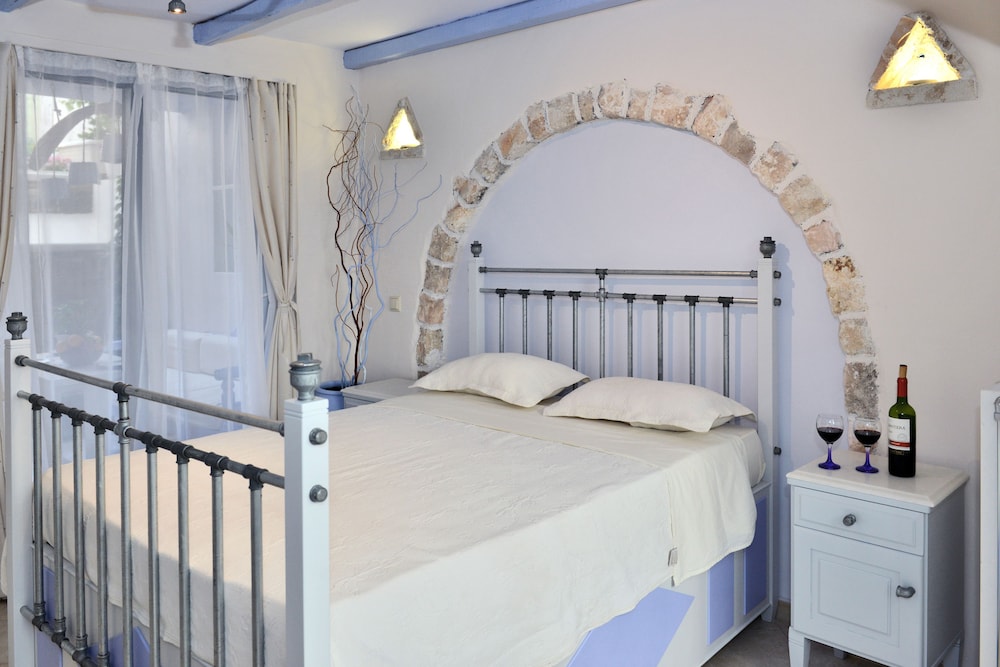 2 BEDROOMS, DESIGN, SUITE, GROUND FLOOR