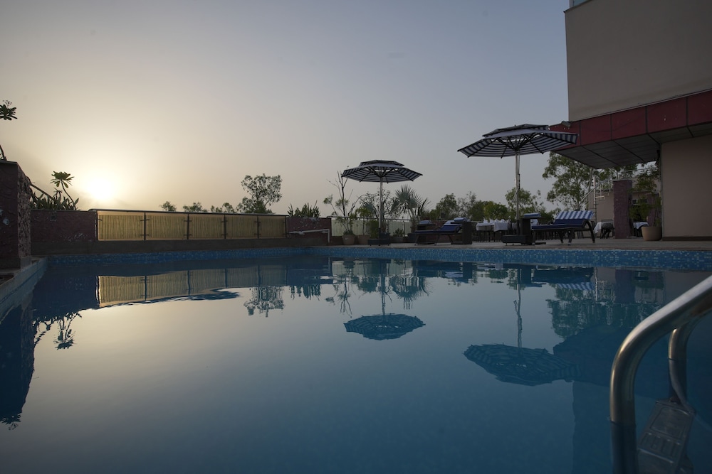 Hotel Atulyaa Taj 43/48