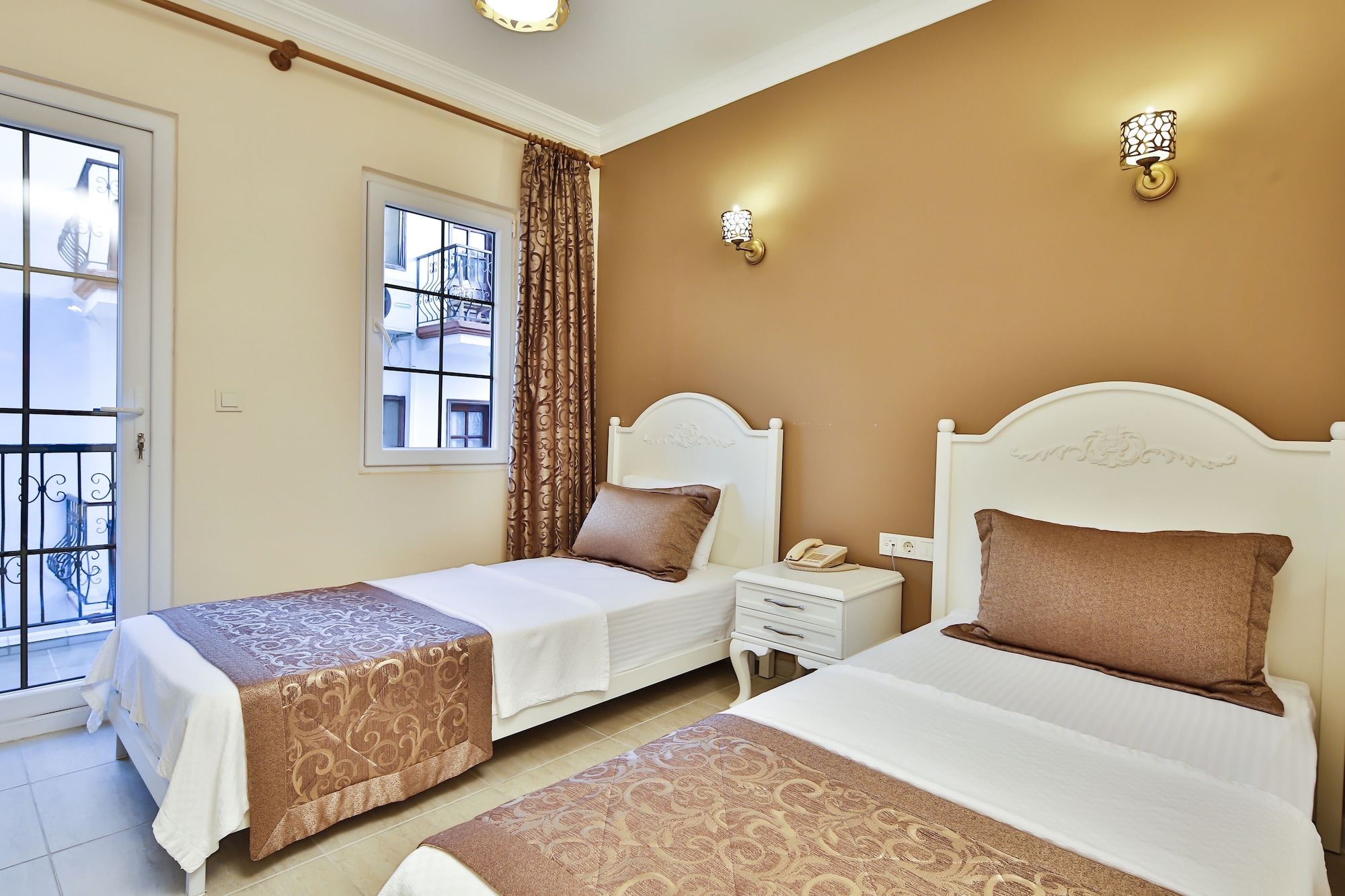 ROOM, TWIN BEDS, PARTIAL SEA VIEW