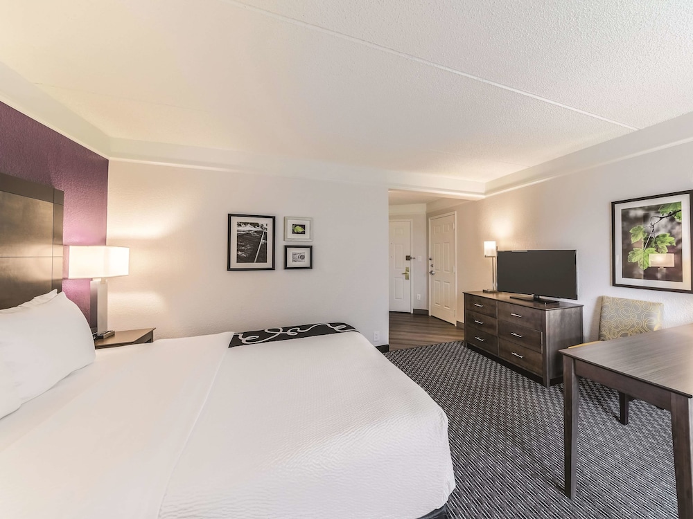 La Quinta Inn & Suites by Wyndham Austin Airport 11/46