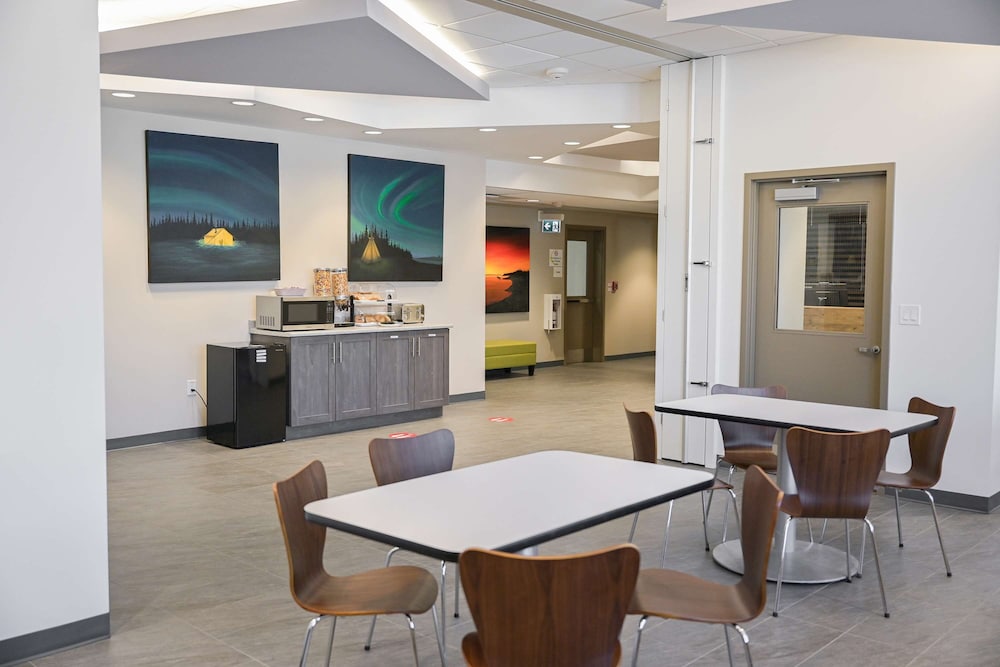 Super 8 by Wyndham Moosonee 37/50