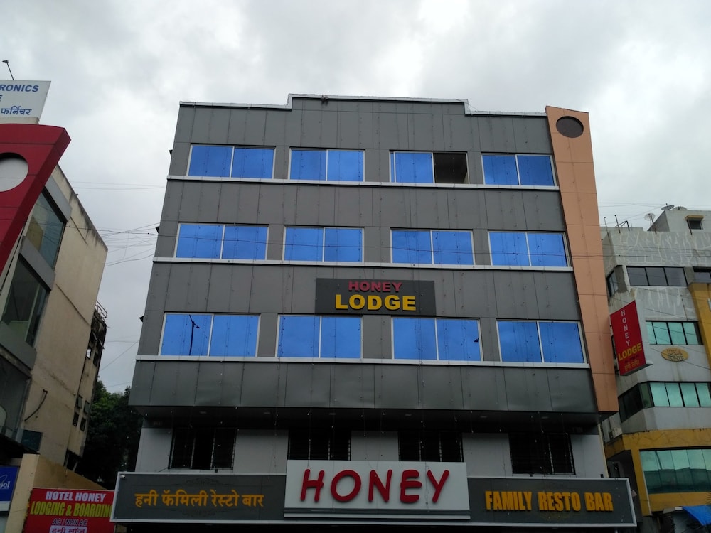 Hotel Honey Lodging 3/17