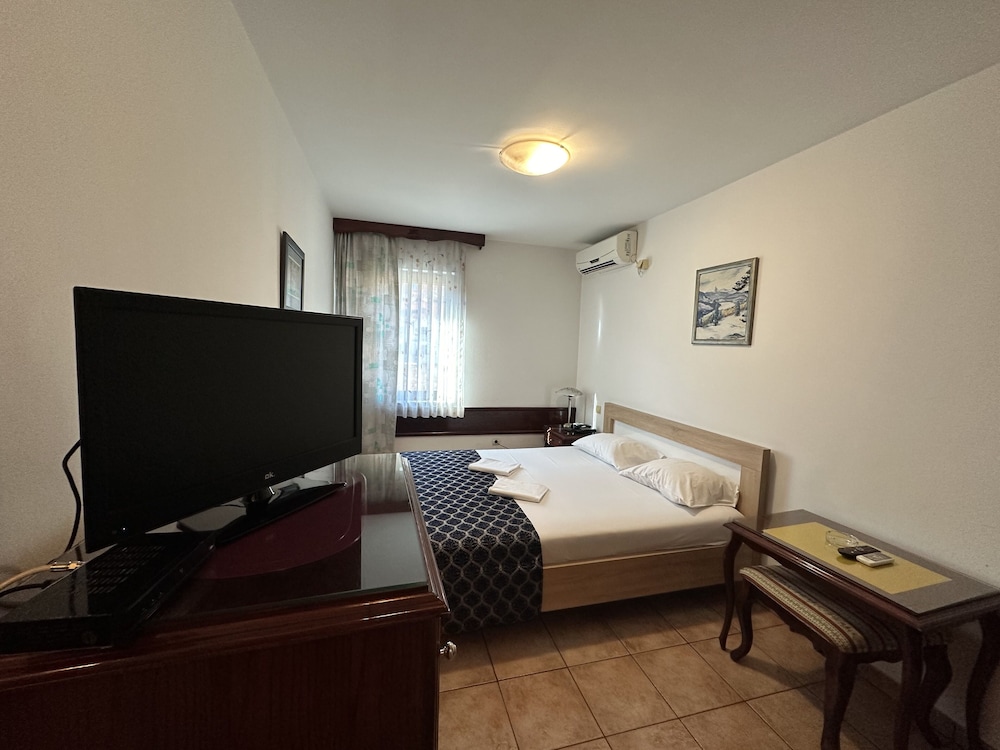 VILA LUX HOTEL 27/70