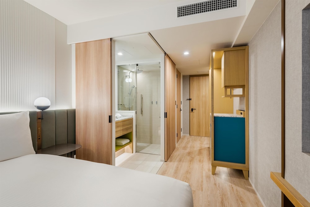ROOM, QUEEN BED