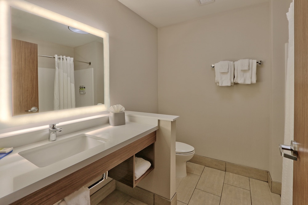 Holiday Inn Express & Suites Albuquerque East 16/34