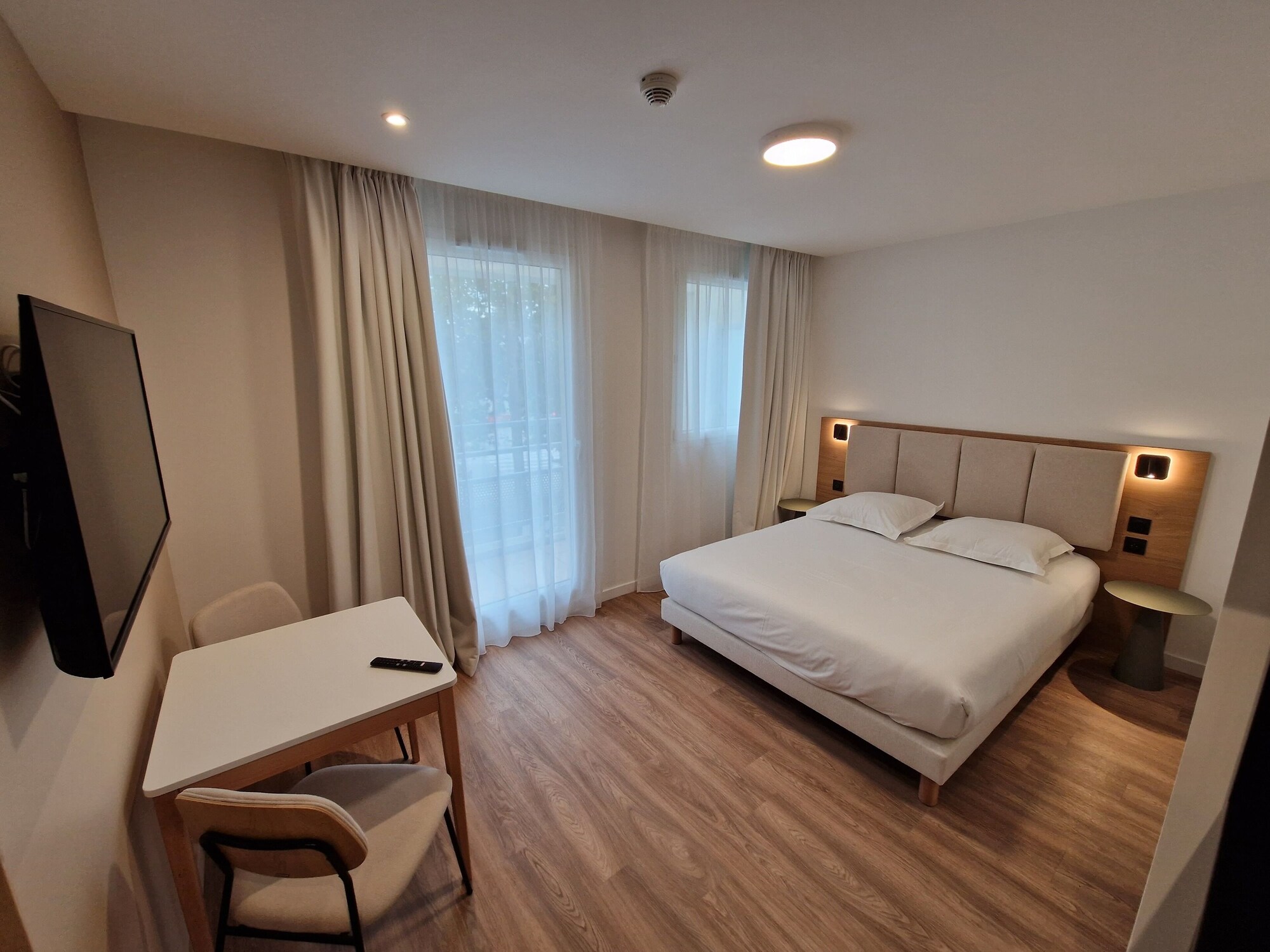 SUPERIOR, STUDIO, QUEEN BED