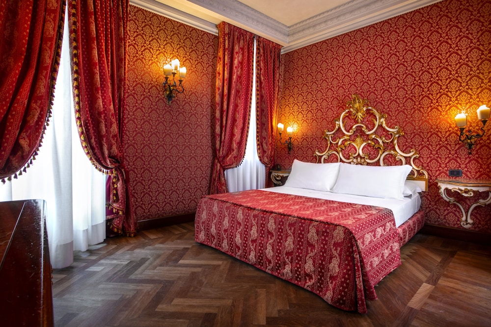 Superior, King Bed, Canal View, Balcony