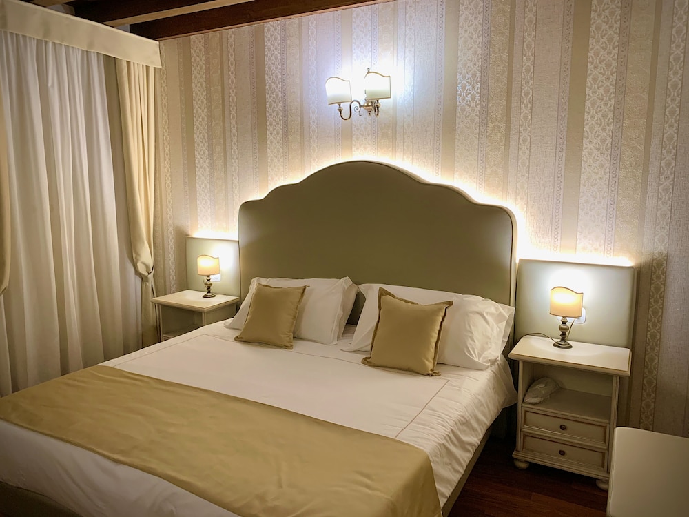 ROOM, DOUBLE OR TWIN BED