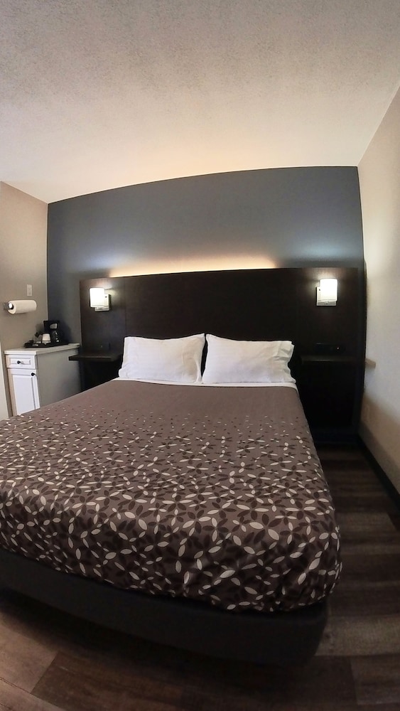 Moonlight Inn and Suites Sudbury 11/50