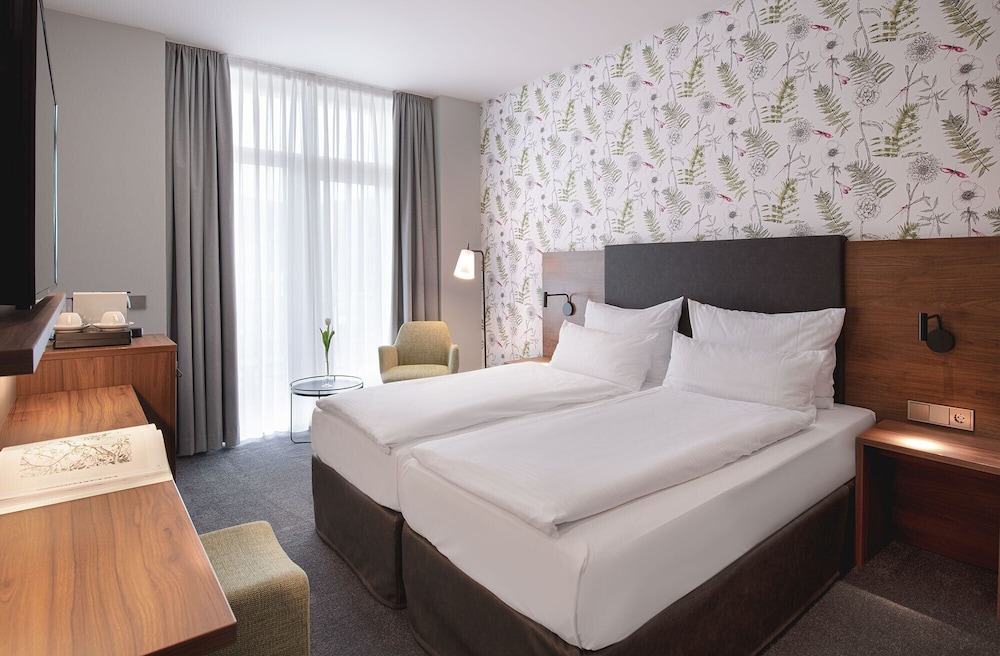 Standard, Queen Bed