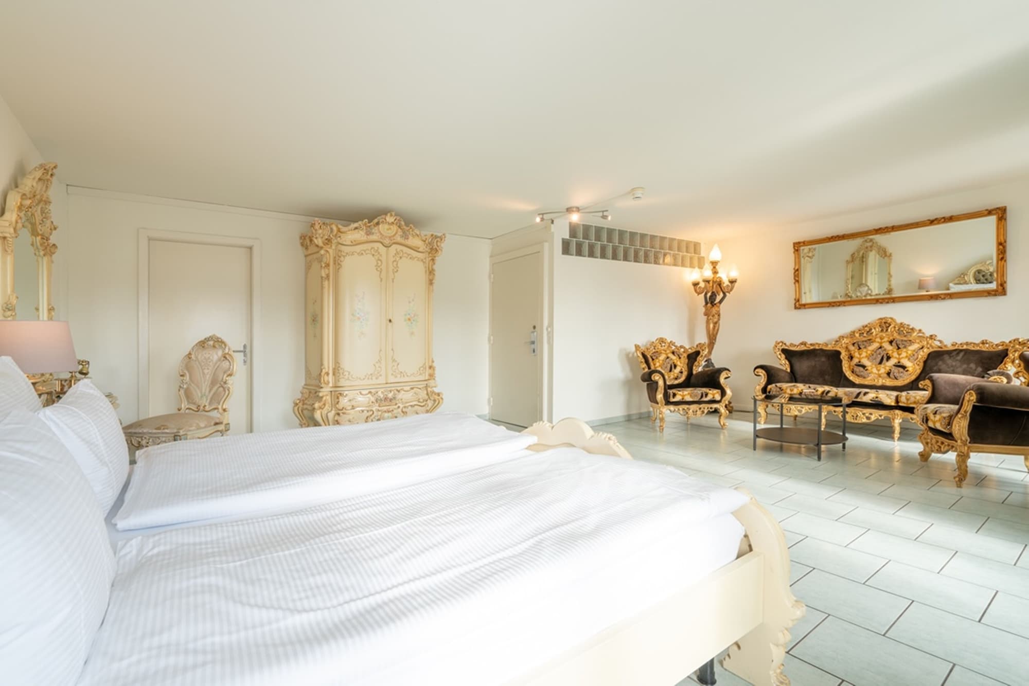 HONEYMOON, SUITE