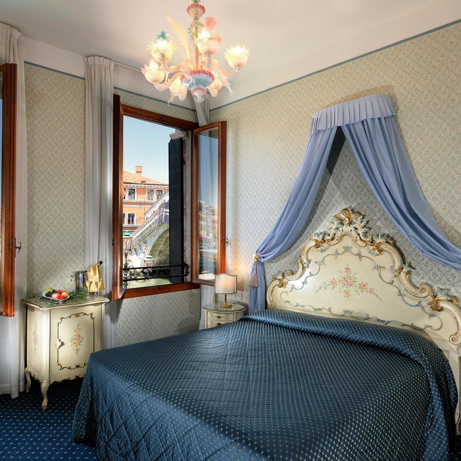 DOUBLE ROOM WITH GRAND CANAL VIEW