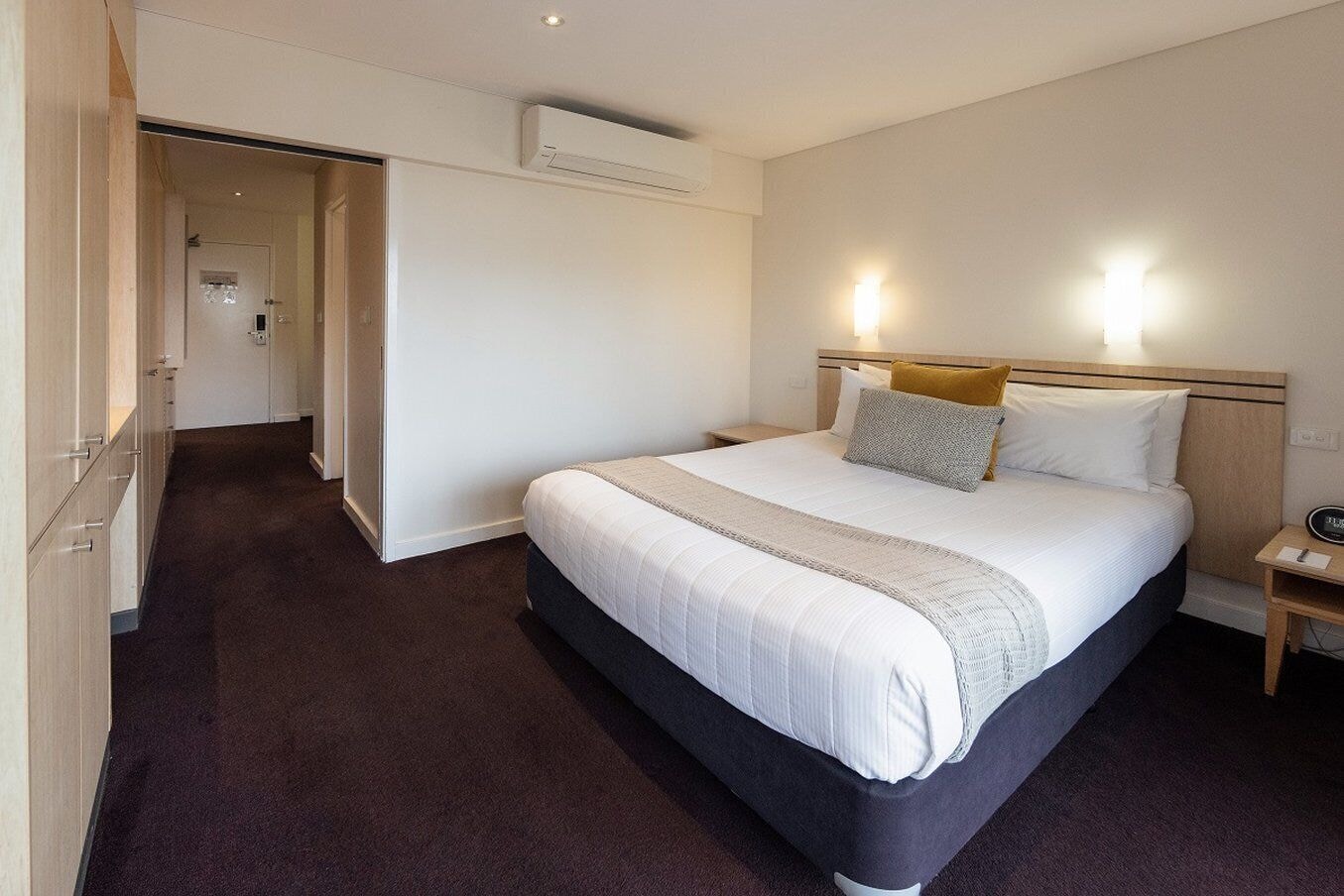 DELUXE, QUEEN BED