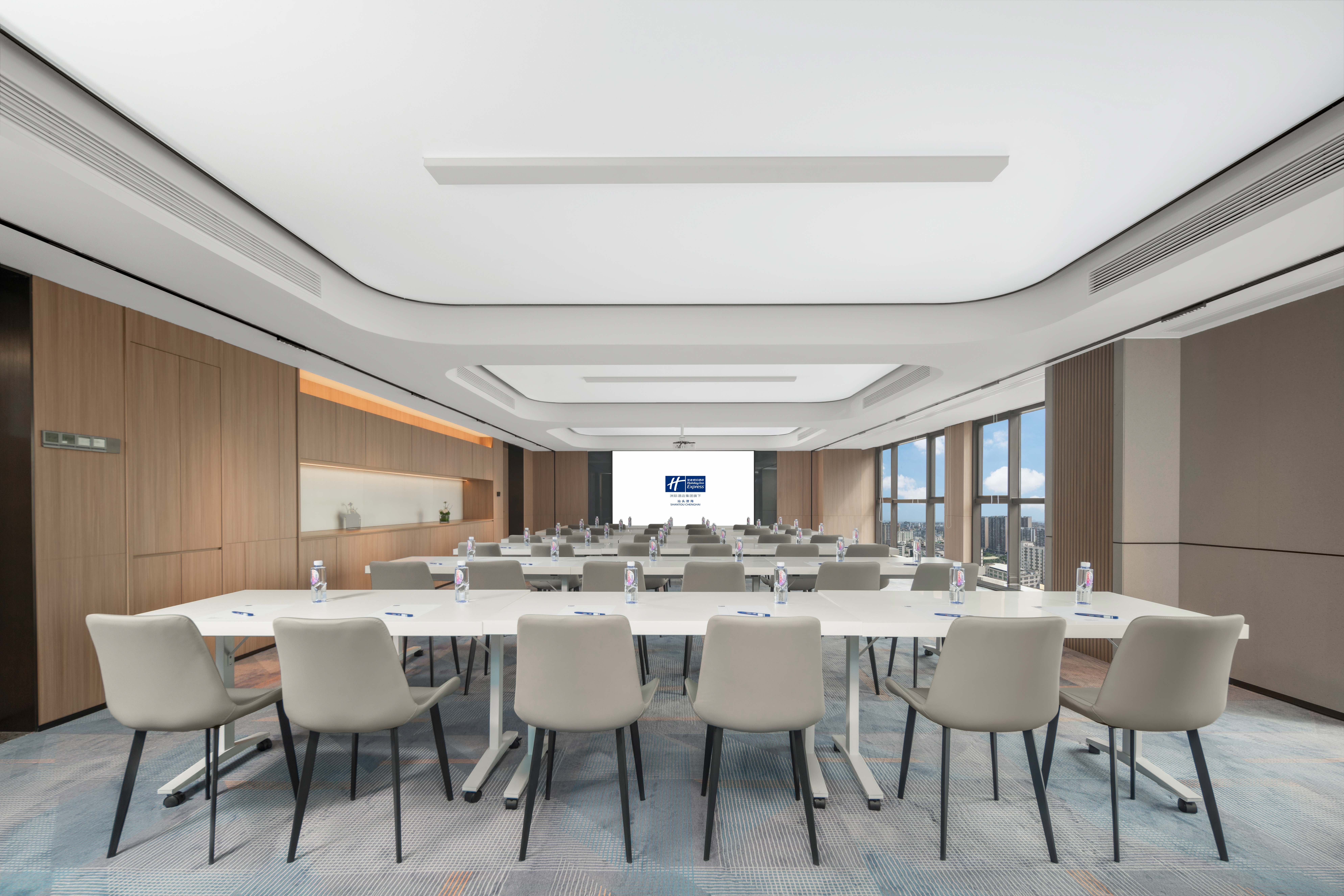 Holiday Inn Express Shantou Chenghai 45/48