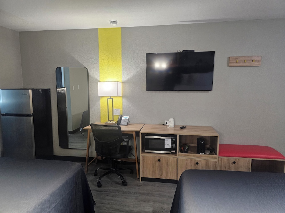 Super 8 by Wyndham Hobbs 26/29