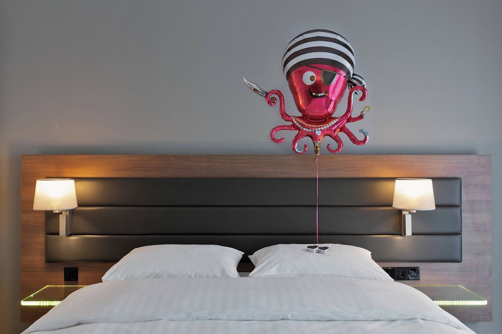 Room, Queen Bed, Moxy Amsterdam Houthavens 4/7