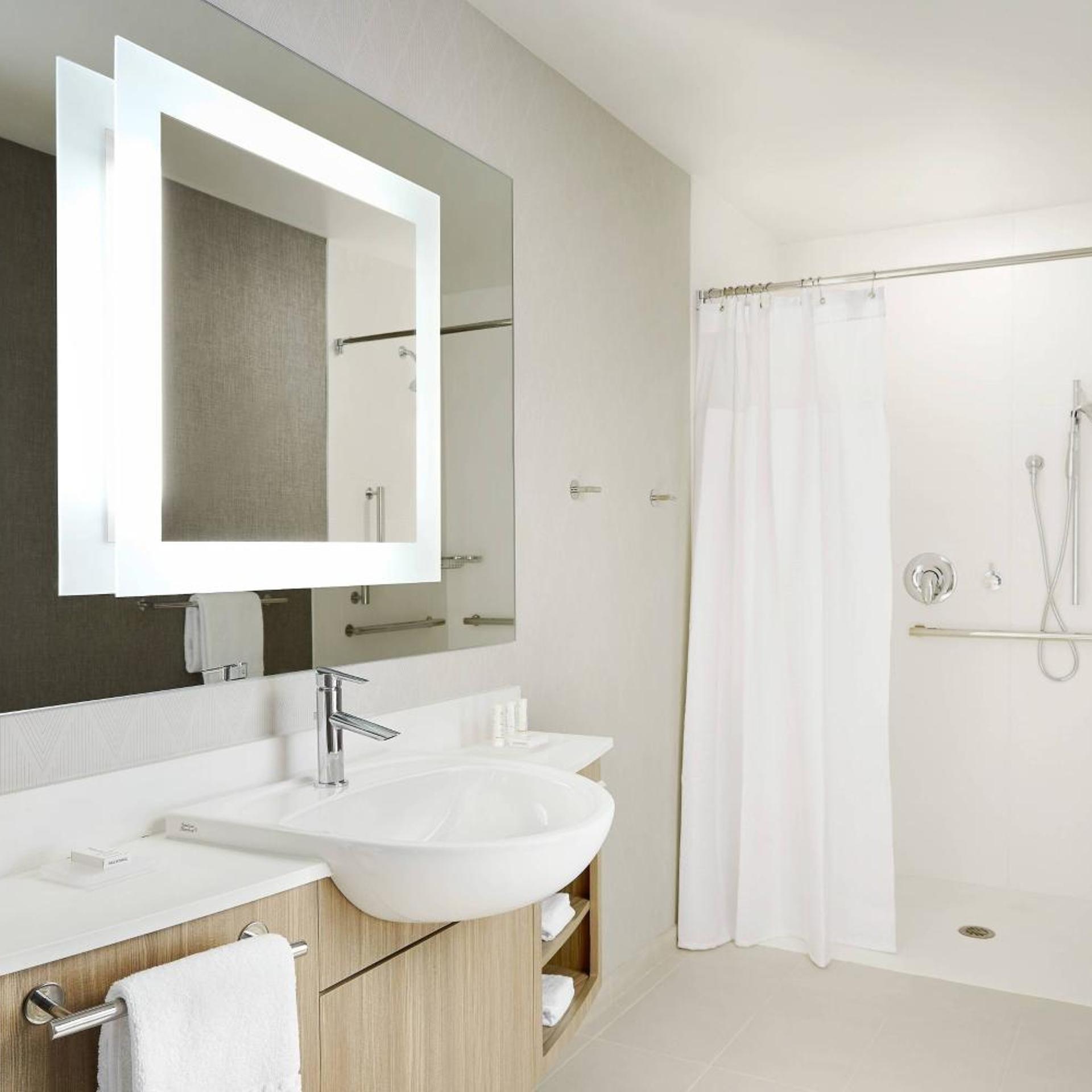 جناح جونيور بسريرين كوين مع سرير سحّاب إضافي لذوي الإعاقة، Springhill Suites Springfield North 4/6