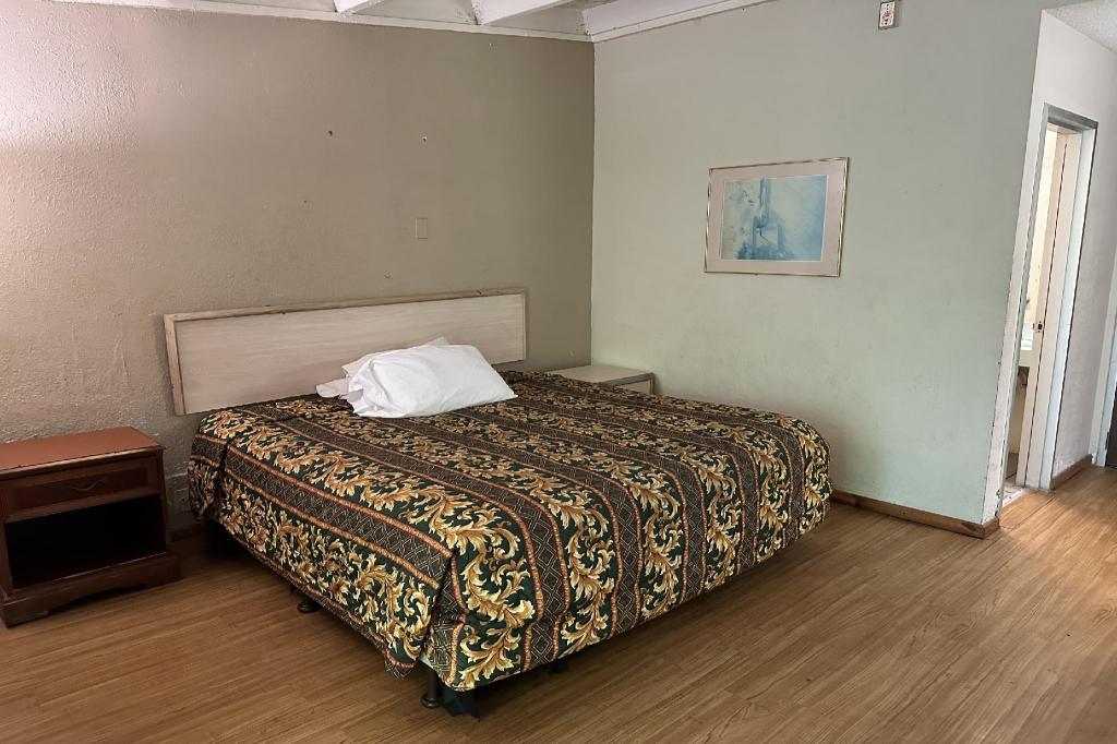 ROOM, KING BED