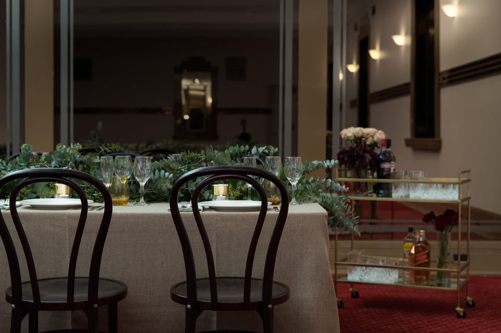 The Victoria Hotel Melbourne 55/68