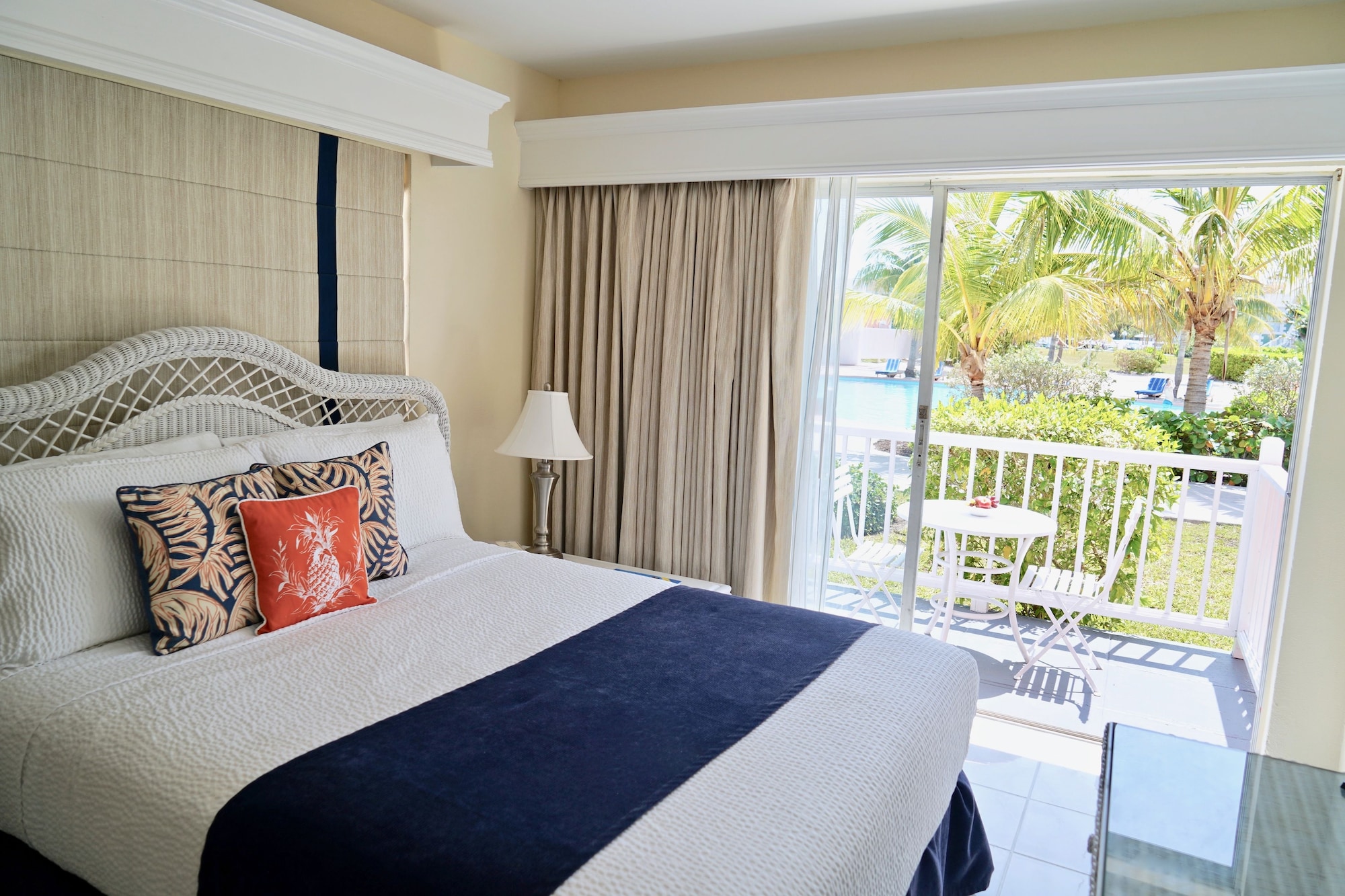 STUDIO, SUITE, QUEEN BED, KITCHENETTE