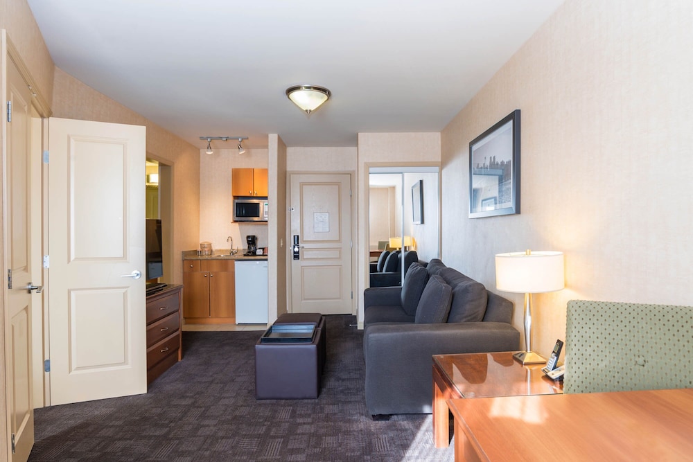 Sandman Hotel Calgary Airport 30/48