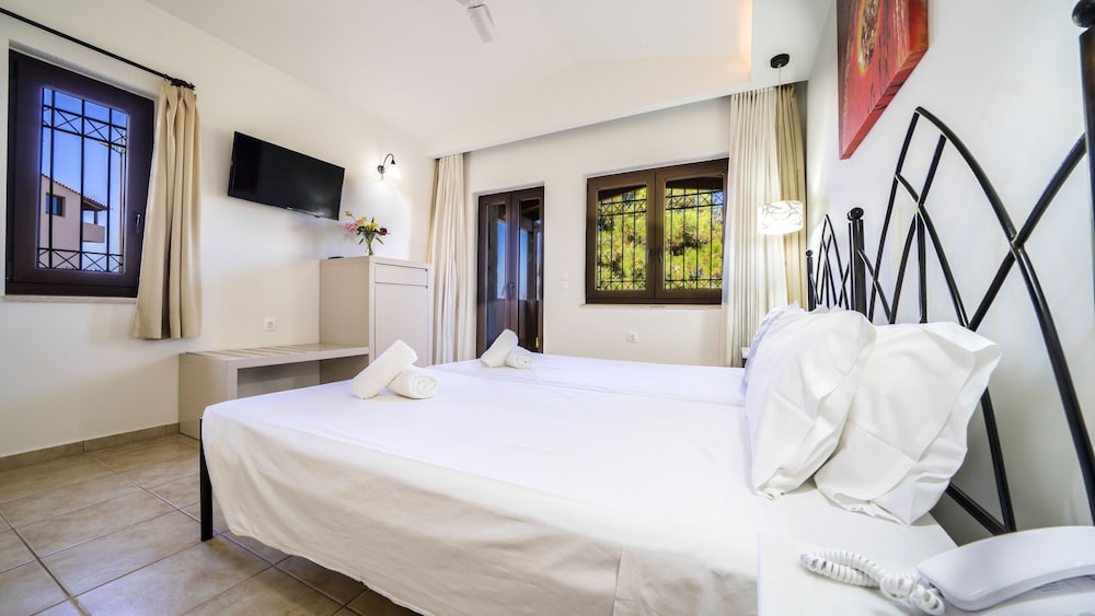Junior Suite, Bungalow, 3 Beds, Sea View، Forest Park Hotel 3/5