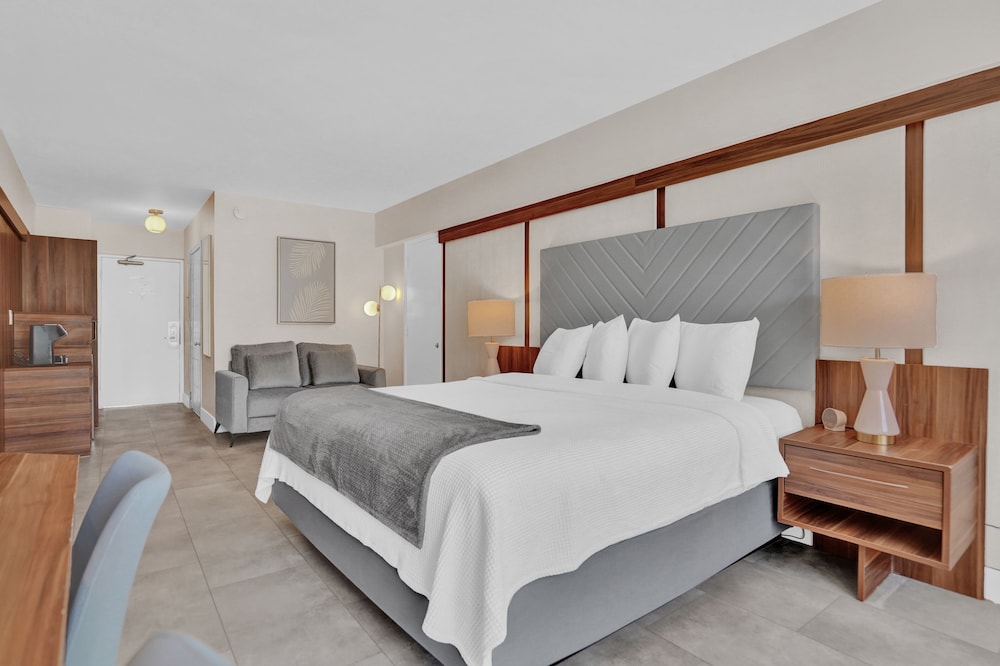 غرفة سوبيريور بسرير كينج بشرفة، The Garden Hotel and Resort 4/10