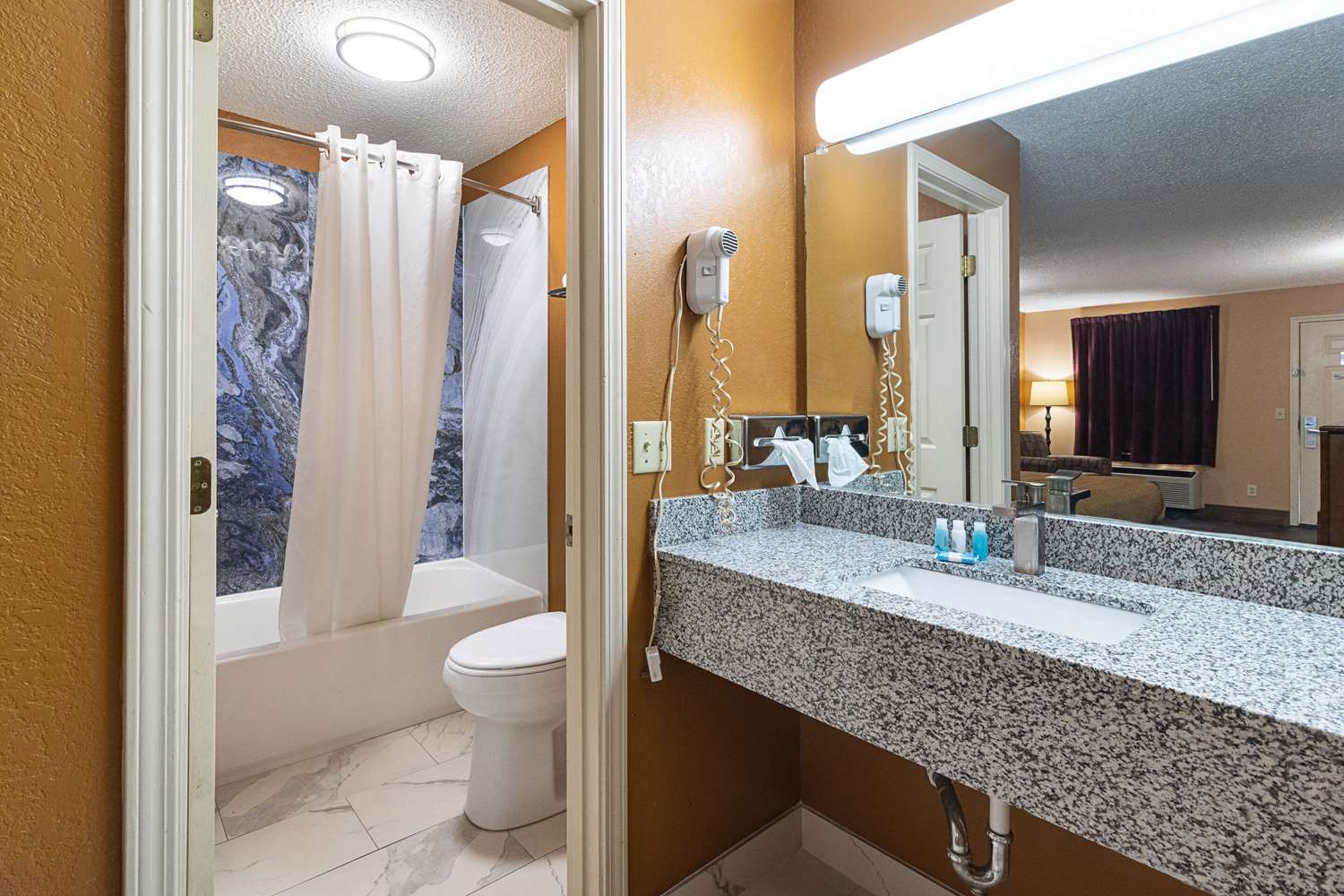 Econo Lodge Selmer, TN 34/37