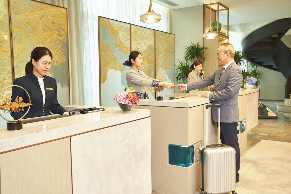 LN Dongfang Hotel Pazhou 9/60