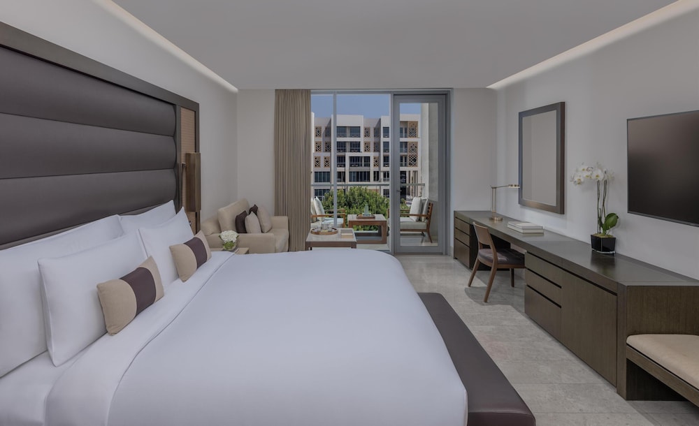1 BEDROOM, DELUXE, KING BED, BALCONY