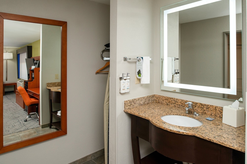 Holiday Inn Express Hotel And Suites Farmington Bloomfield 68/69